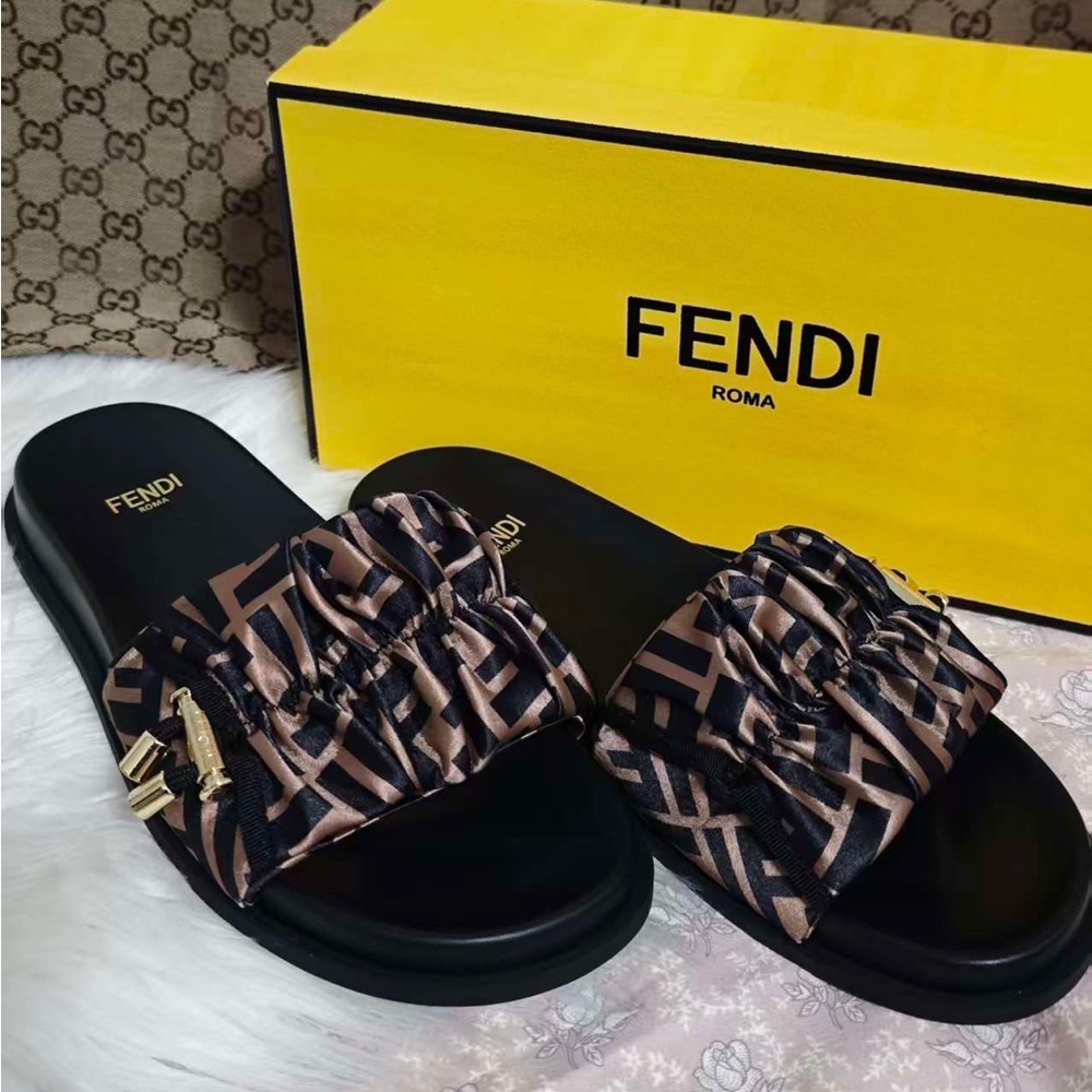 FENDI Sandals With Box